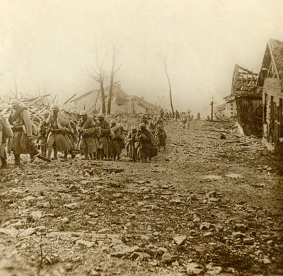 Infantaria de socorro no ataque de Douaumont, norte da França, 1916 de Unbekannt