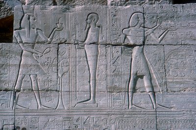 Relevo mostrando Ramsés II antes de Ptah, O Ramesseum, Templo de Ramsés II, Luxor, Egito, c1250 aC de Unbekannt