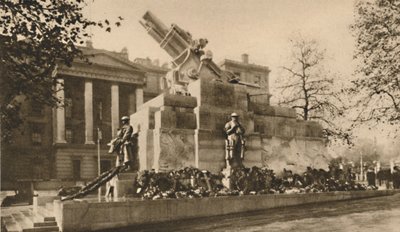 Representação em pedra de um obus de 9 polegadas que causou grande polêmica, c1935. de Unbekannt