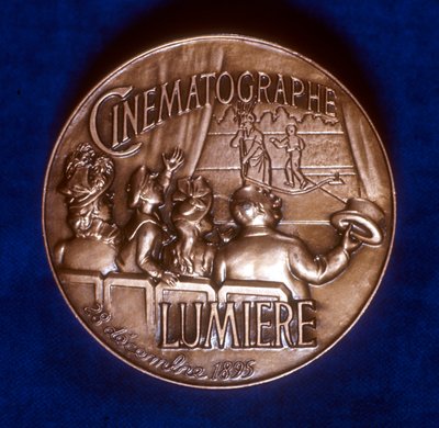 Reverso da medalha comemorativa dos 50 anos de cinematografia dos irmãos Lumiere, 1945 de Unbekannt
