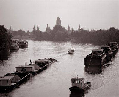 Barcaças fluviais descendo no rio Chao Phraya com vista para Wat Chaiwatthanaram de Unbekannt