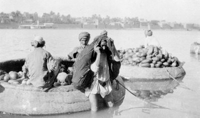 Embarcações fluviais carregadas de melões, rio Tigre, 1917-1919 de Unbekannt