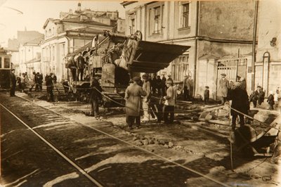 Obras na rua Tverskaya Street, Moscou, URSS, década de 1920 de Unbekannt