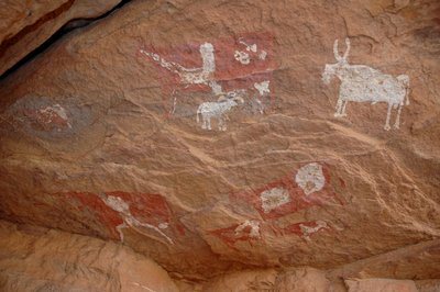 Arte rupestre, Pré-história: Pintura rupestre de um grupo de gado e ovelhas em um abrigo ornamentado, no maciço de Uweinat, Sudão (Karkur-Talh ou Karkur Talh). Período de 8000 a 3000 anos antes de Cristo. Fotografia de Unbekannt
