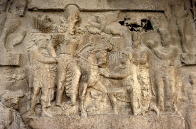 Relevo rochoso representando o Rei Sassaniano Shapur I (241-72) o Imperador Romano Valeriano (c.240-260) e generais Persas, século III (pedra) de Unbekannt