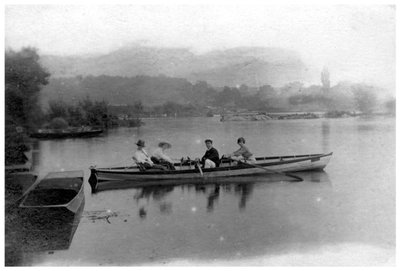 Remo em um lago, c1900-1919 de Unbekannt
