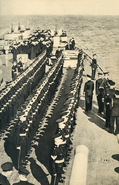 Os fuzileiros navais reais alinharam na parada a bordo de um navio, segunda guerra mundial, c1939-c1943 1944. de Unbekannt