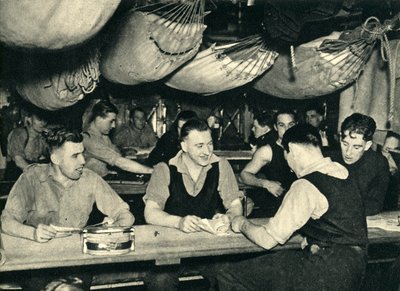 Fuzileiros navais reais no convés da bagunça a bordo de um navio, Segunda Guerra Mundial, c1939-c1943 1944. de Unbekannt