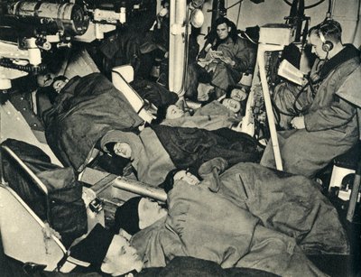 Fuzileiros navais reais que dormem no compartimento de armas de um navio de guerra, segunda guerra mundial, c1939-c1943 1944. de Unbekannt