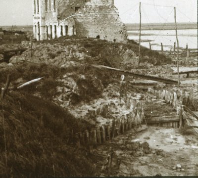 Edifício arruinado e trincheiras ao longo da costa, c1914-c1918 de Unbekannt
