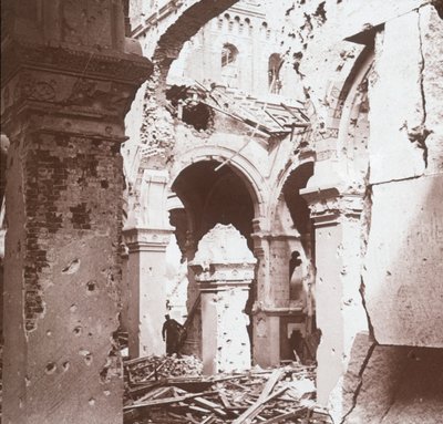 Igreja em ruínas, Albert, norte da França, c1914-c1918 de Unbekannt