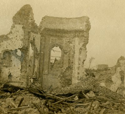 Igreja em ruínas, Combles, norte da França, c1914-c1918 de Unbekannt