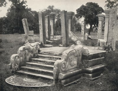 Ruínas de um salão de pilar, em frente a ele escadas com pedra da lua s. Placa 79, Anuradhapura, 1926 de Unbekannt