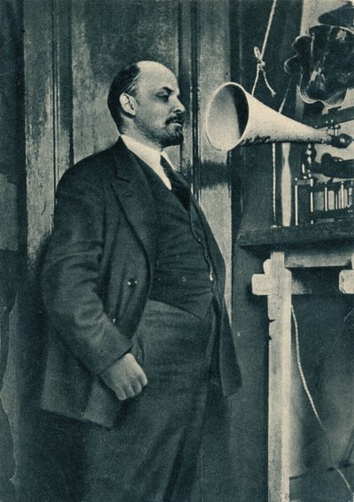 O líder bolchevique russo Vladimir Lenin em uma gravação de rádio no Kremlin, Moscou, Rússia, 1919 de Unbekannt