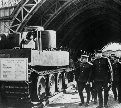 Generais russos inspecionando uma exposição de armamentos alemães capturados, Rússia, 1943 de Unbekannt