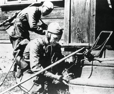 Soldados russos com detectores de minas limpando uma casa com armadilha, Frente Oriental, 1944 de Unbekannt