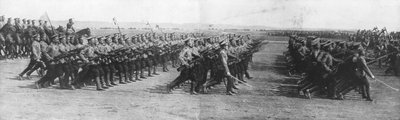 Tropas russas que desfilam durante a visita do presidente francês Raymond Poincares à Rússia, 22 de julho de 1914. de Unbekannt