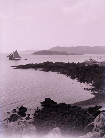 Barco à vela ao largo da costa, perto de Plymouth, em Devon. de Unbekannt