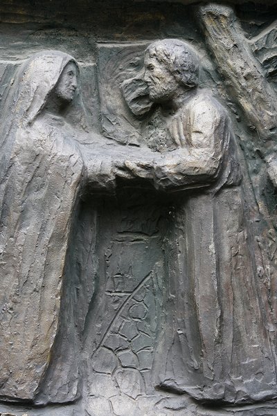 Igreja Saint-Pierre de Montmartre : escultura da porta de Notre Dame : Jesus conhece a sua mãe na Via Dolorosa, Paris, França de Unbekannt