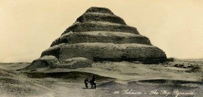 Saqqara - a pirâmide de degraus, c1918-c1939. de Unbekannt