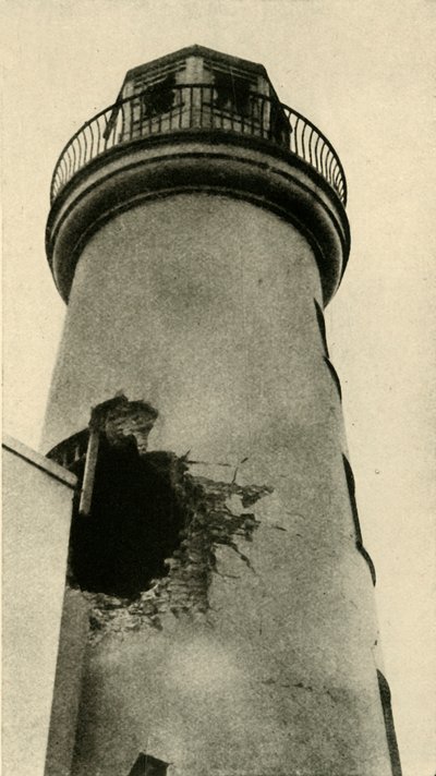 Farol de Scarborough atingido por uma bomba alemã, Primeira Guerra Mundial, dezembro de 1914, c1920. de Unbekannt
