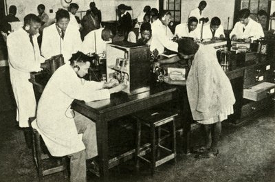Cenas em uma faculdade nativa - Alunos do laboratório de física, c1948. de Unbekannt