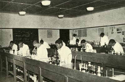Cenas em um Colégio Nativo - Alunos de Bacteriologia no Fort Hare Native College de Alice em C de Unbekannt