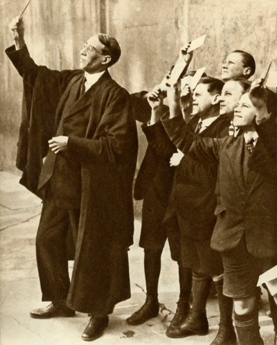 Estudantes e professor observando um eclipse solar, Grã-Bretanha, 1921, 1935. de Unbekannt