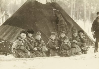 Suécia. Crianças lapas na frente de uma tenda. Por volta de 1900 de Unbekannt