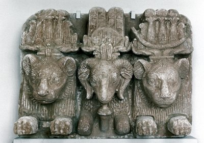 Escultura de três cabeças de animais de Unbekannt