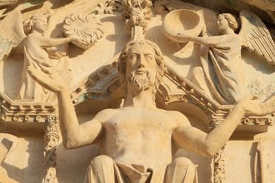 Escultura do Cristo sentado em um trono. O Juízo Final. O Tympanum do portal central ocidental. A Catedral de Santo Estêvão. De perto. de Unbekannt