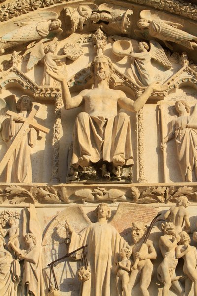 Escultura do Cristo sentado em um trono. O Juízo Final. O Tympanum do portal central ocidental. A Catedral de Santo Estêvão. de Unbekannt