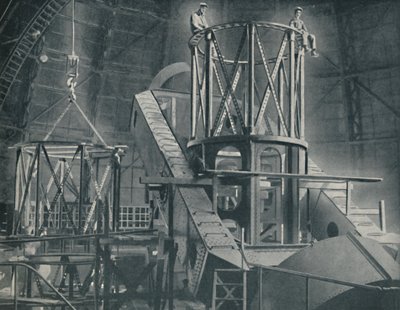 Seção por seção monta a enorme estrutura de aço do cilindro das prostitutas, c1935 de Unbekannt