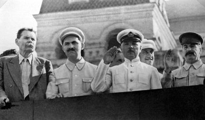 Figuras soviéticas seniores na tribuna do mausoléu de Lenin, Praça Vermelha, Moscou, URSS, 1931 de Unbekannt