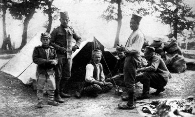 Soldados sérvios acampando, Primeira Guerra Mundial, 1914 de Unbekannt