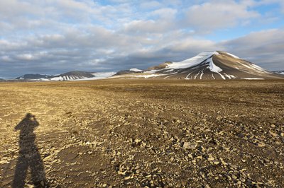 Sombra de um solo estrutural humano, poligonal, no Plataberget, pico coberto de neve Nordenskjoeldfjellet na parte de trás, perto de Longyearbyen, Spitsbergen, Svalbard, Noruega, Europa de Unbekannt