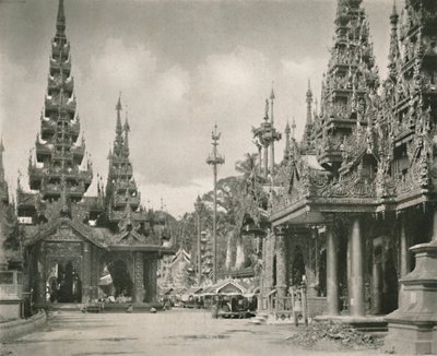 Santuário do grande sino no pagode Shwe Dagon, Rangoon, 1900. de Unbekannt