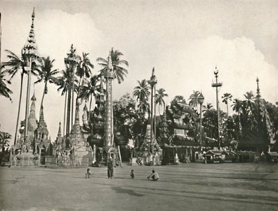Santuários no pagode Shwe Dagon, Rangoon, 1900. de Unbekannt