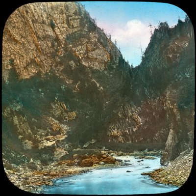 Rio Sindh, passando pelos penhascos abaixo de Sonamarg, Kashmir, Índia, final do século XIX ou início do século XX de Unbekannt