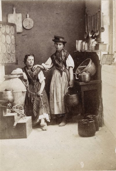 Pequenos meandros: retrato de duas mulheres carregando água em uma cozinha. Século XIX Imprimir em cartão Dim. 6x8,3 cm de Unbekannt