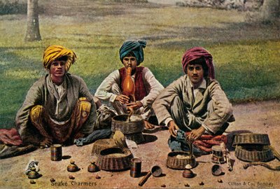 Encantadores de serpentes, c1910. de Unbekannt