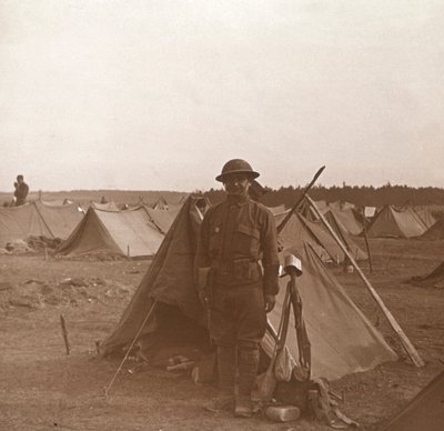 Soldado em pé pela barraca, acampamento americano, Melette, França, c1914-c1918. de Unbekannt