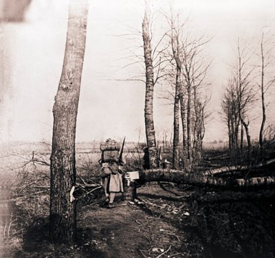 Soldado com pacote nas costas, c1914-c1918 de Unbekannt