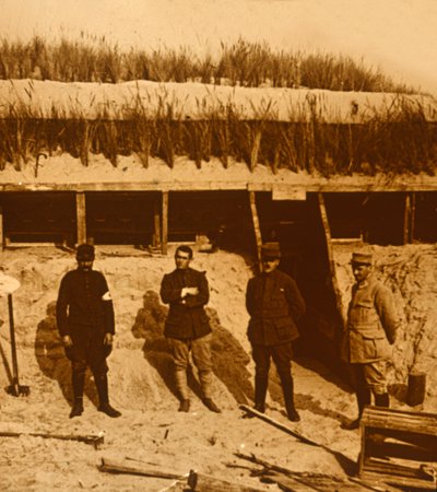 Soldados no posto de primeiros socorros, c1914-c1918 de Unbekannt