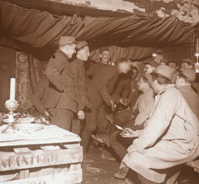 Soldados em um abrigo, Genicourt, norte da França, c1914-c1918 de Unbekannt