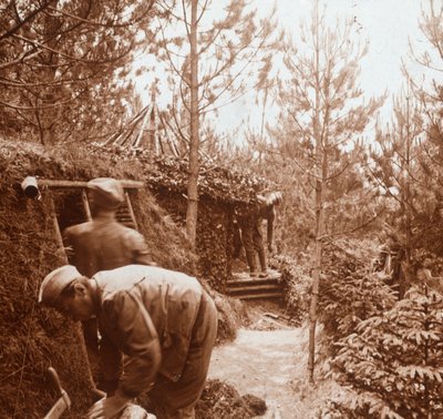 Soldados em abrigos cobertos de terra, Genicourt, norte da França, c1914-c1918 de Unbekannt