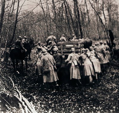 Soldados na floresta, c1914-c1918 de Unbekannt