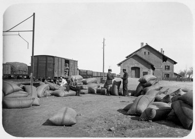 Soldados da Legião Estrangeira Francesa em um pátio ferroviário, Síria, século XX de Unbekannt