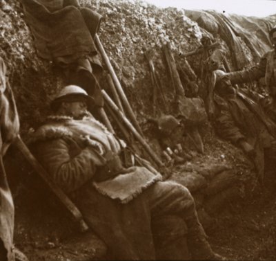 Soldados descansando em trincheiras, c1914-c1918 de Unbekannt