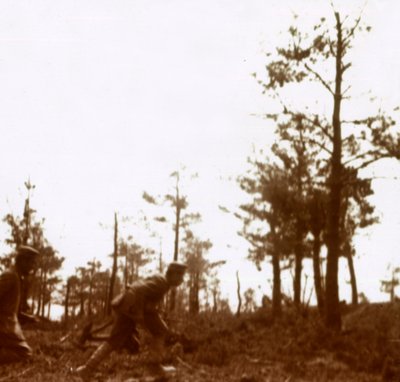 Soldados correndo no campo de batalha, c1914-c1918 de Unbekannt